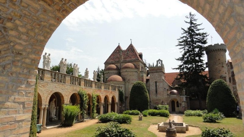 DSC00562 00.JPG - Árkádok, tornyok, bástyák és rengeteg lépcső.....